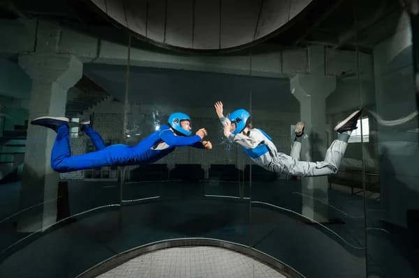 Chute libre indoor : découvrir les sensations du parachutisme sans avion