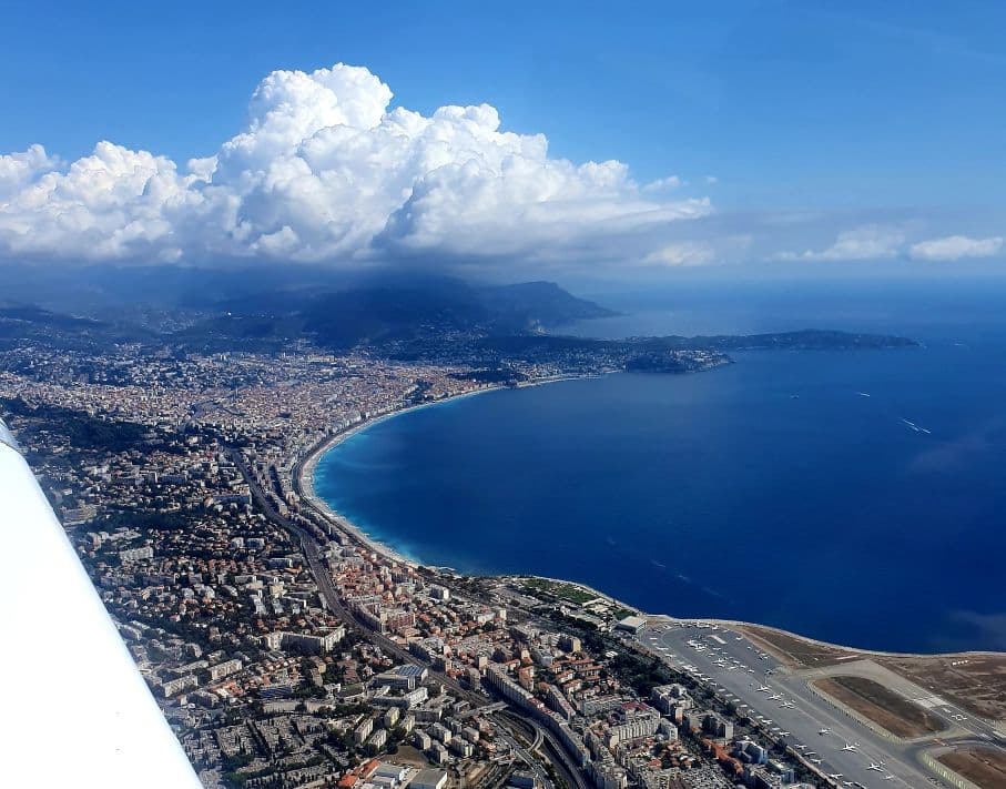 Baptême de l’air sur la Côte d’Azur : découvrir le littoral vu du ciel