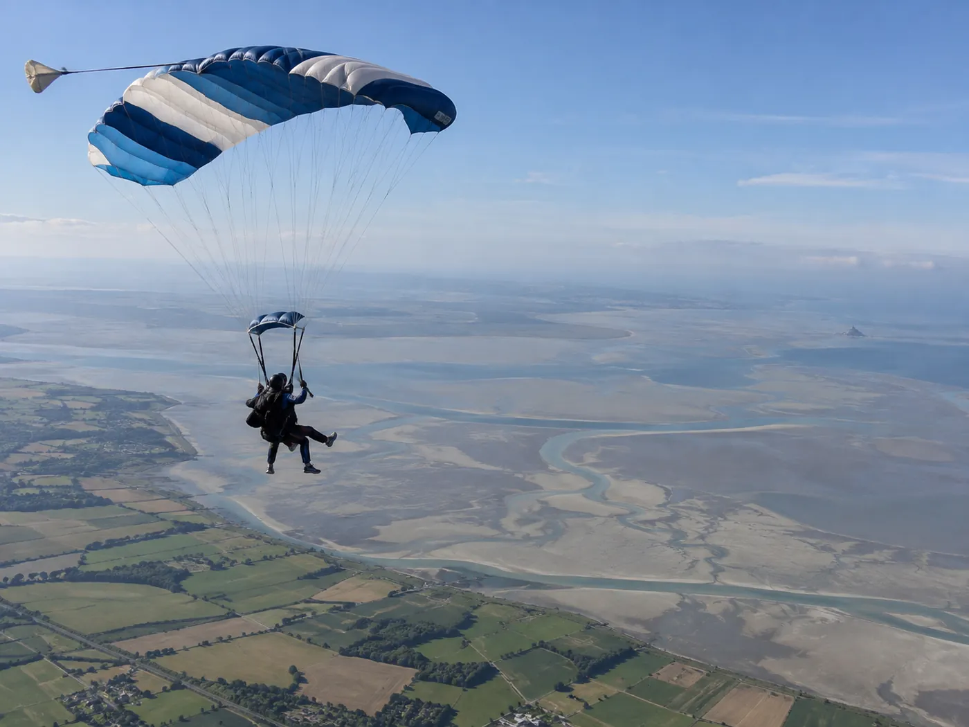 Saut en parachute tandem au-dessus de la baie du Mont-Saint-Michel