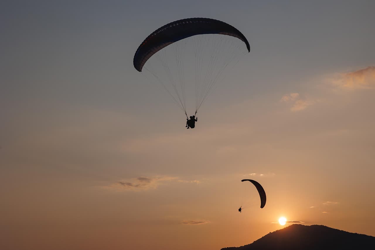 Vol en parapente dans le Puy de Dôme : découvrez l’Auvergne depuis les airs