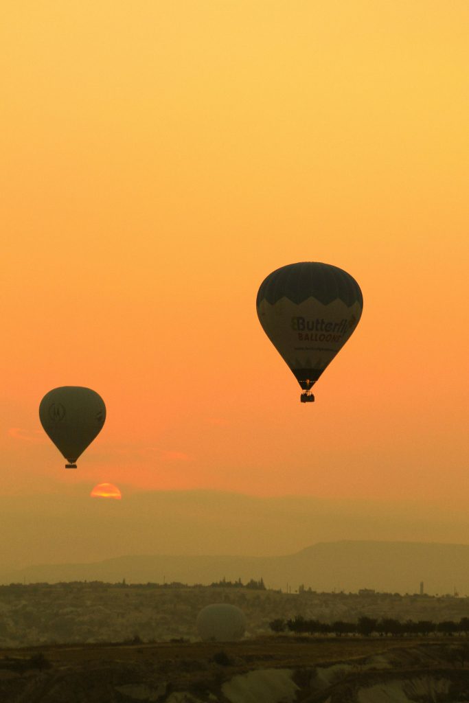 couché de soleil en montgolfiere