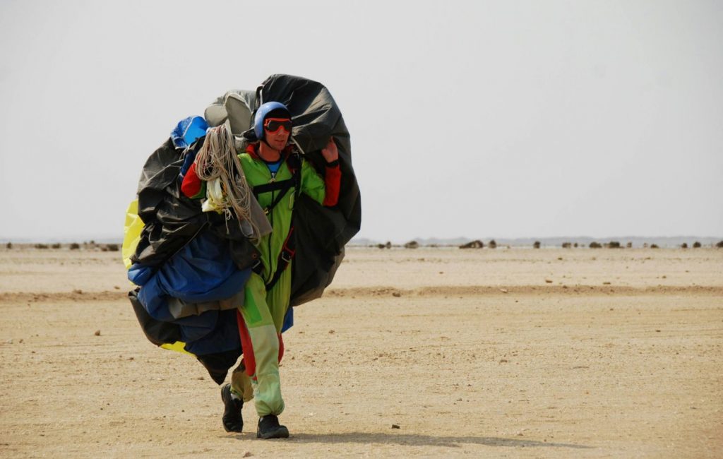 Parachutiste dans le désert