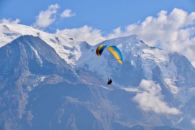 parapente en montagne avec vue sur les glaciers