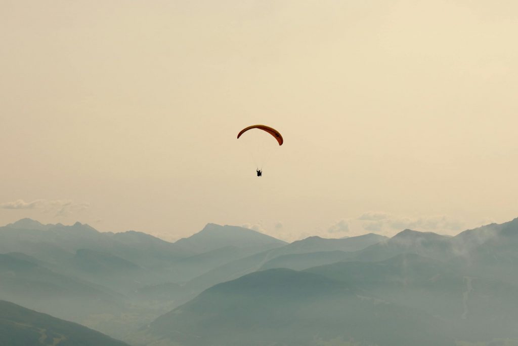 Parapente au coucher de soleil