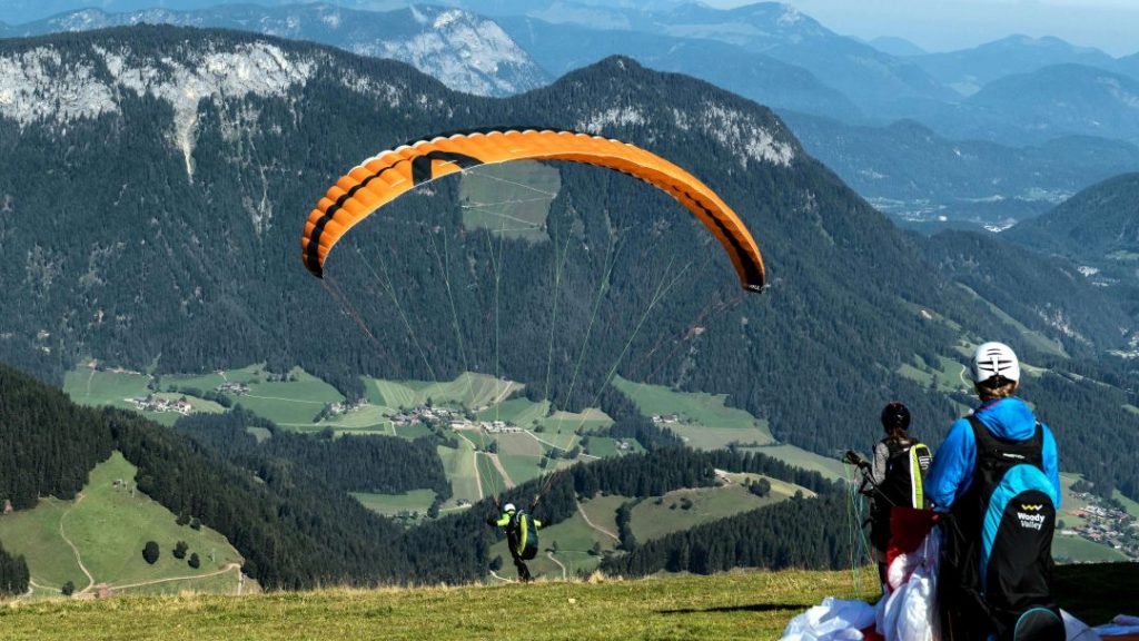 Parapente avec voile orange