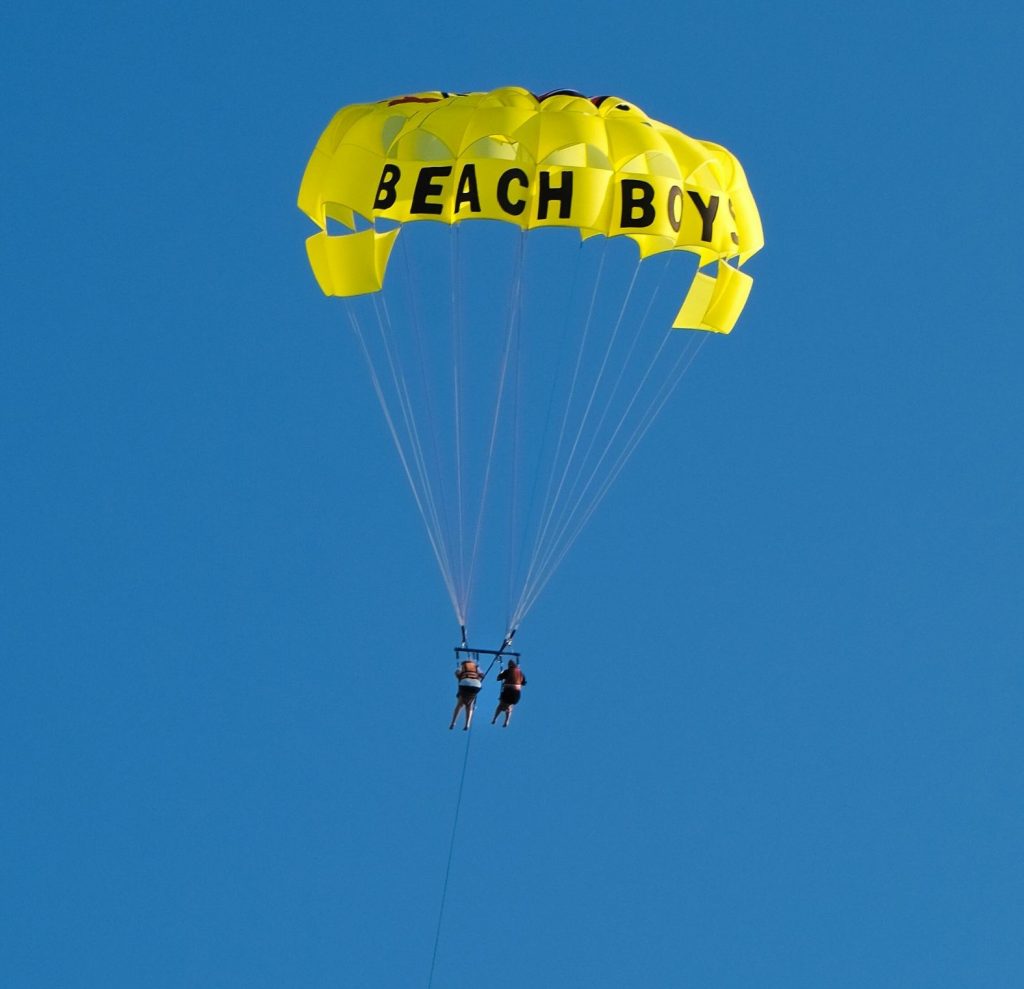 parachute ascensionnel jaune en vol