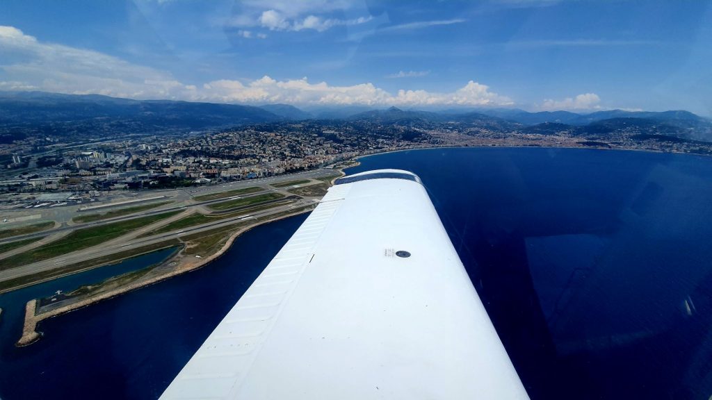 Vol en avion sur la côte d'azur