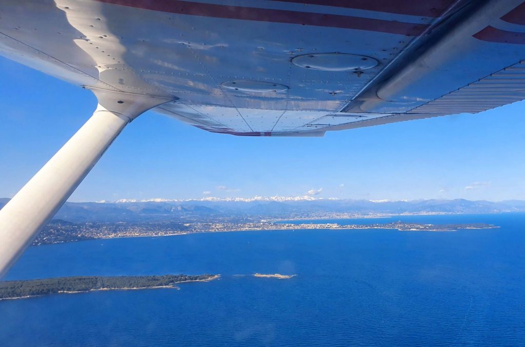 Vol en avion sur le littoral niçois