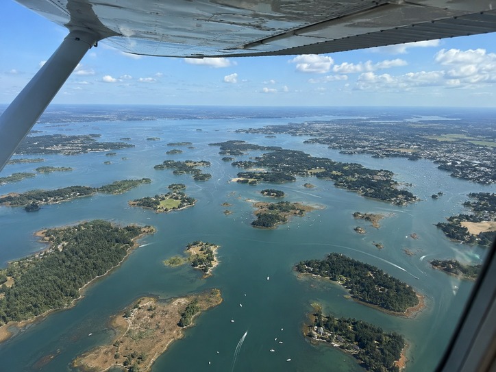 Baptême de l'air en avion au dessus de la mer