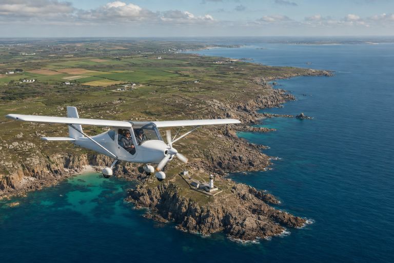 ulm multiaxe en vol au dessus du littoral