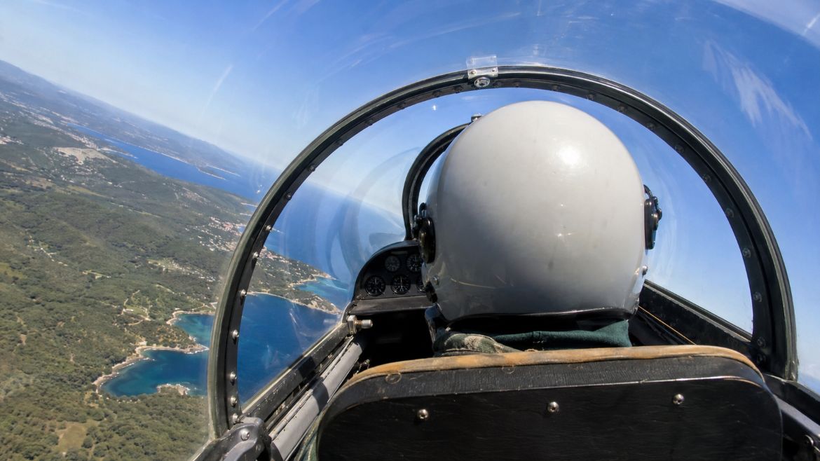 Dans le cockpit d'un avion de chasse