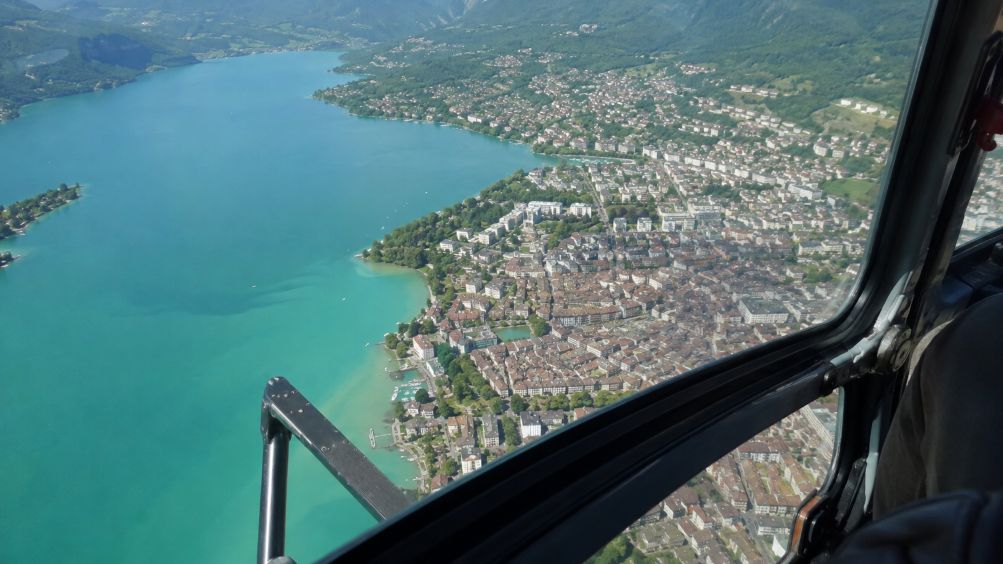 Lac d'Annecy vue d'un hélicoptère